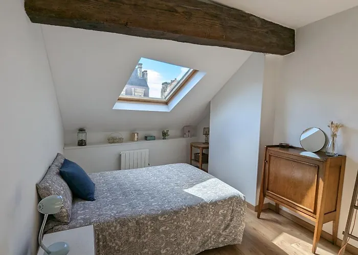 Quarto em Acomodações Particulares Cocon Lumineux Sous Les Toits De Bordéus